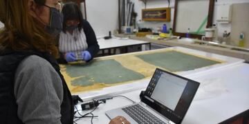 En el Museo Histórico Provincial "Juan Galo Lavalle" se lleva adelante la restauración de la Bandera de Ayohuma, en el marco del proyecto de modernización e incorporación de tecnologías interactivas en la institución.