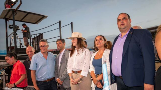 Con bombacha de gaucho y sombrero. "Acá soy cordobesa", afirmó Victoria Villarruel en Jesús María (La Voz).