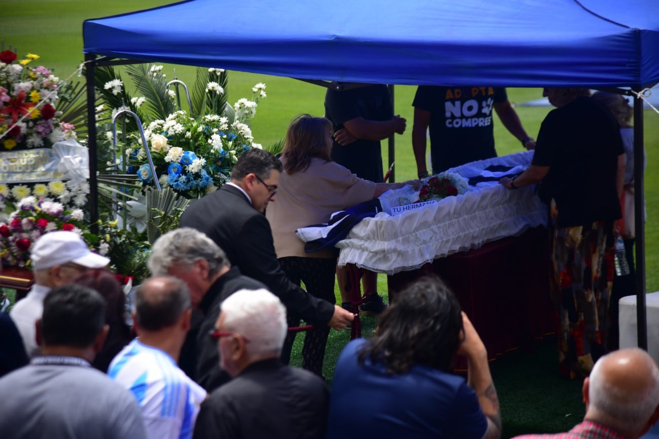 Velorio de Daniel Willington en la cancha de Talleres. (Pedro Castillo / La Voz)