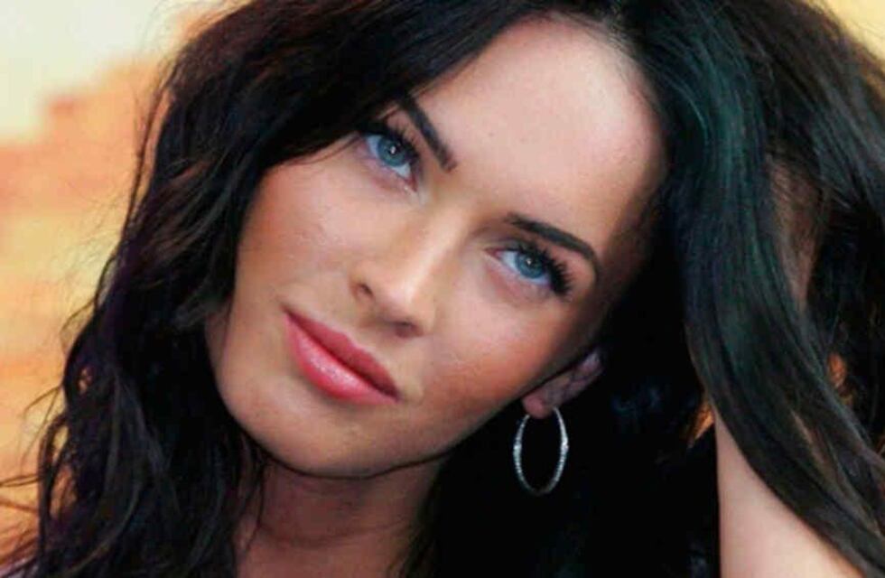 Megan Fox subió la temperatura con un corset de cuero con transparencias