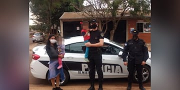 La niña estaba jugando cerca del domicilio.