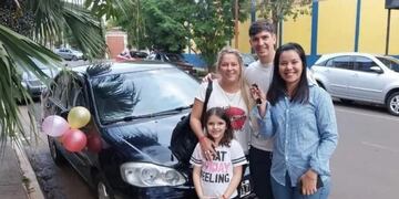 Tania y su hija con la pareja que les cambió la vida.