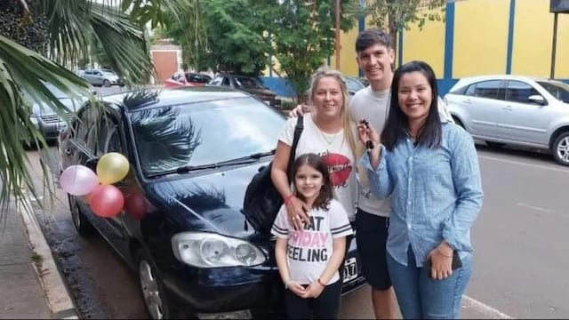 Tania y su hija con la pareja que les cambió la vida.
