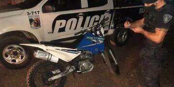 Abandonó una moto y una mochila con un kilo de marihuana y huyó de la Policía