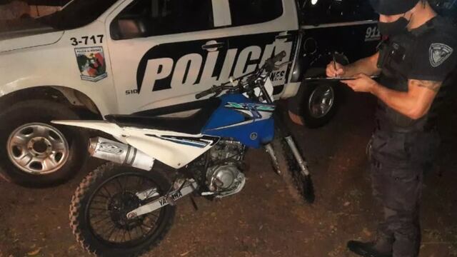 Abandonó una moto y una mochila con un kilo de marihuana y huyó de la Policía