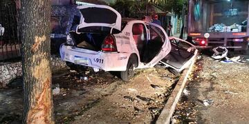 Lomas de Zamora: un patrullero terminó incrustado en una casa. (Foto: El Diario Sur)