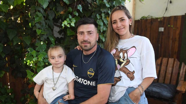 Campaña de corte solidario para juntar dinero para ayudar a Juanita, la nena que tienen que realizarle una operación en sus manos.
Ruth Dávila, Franco Ghiotto padres de Juanita, en la peluquería donde se realizarán los cortes solidarios 
Foto: José Gutierrez / Los Andes