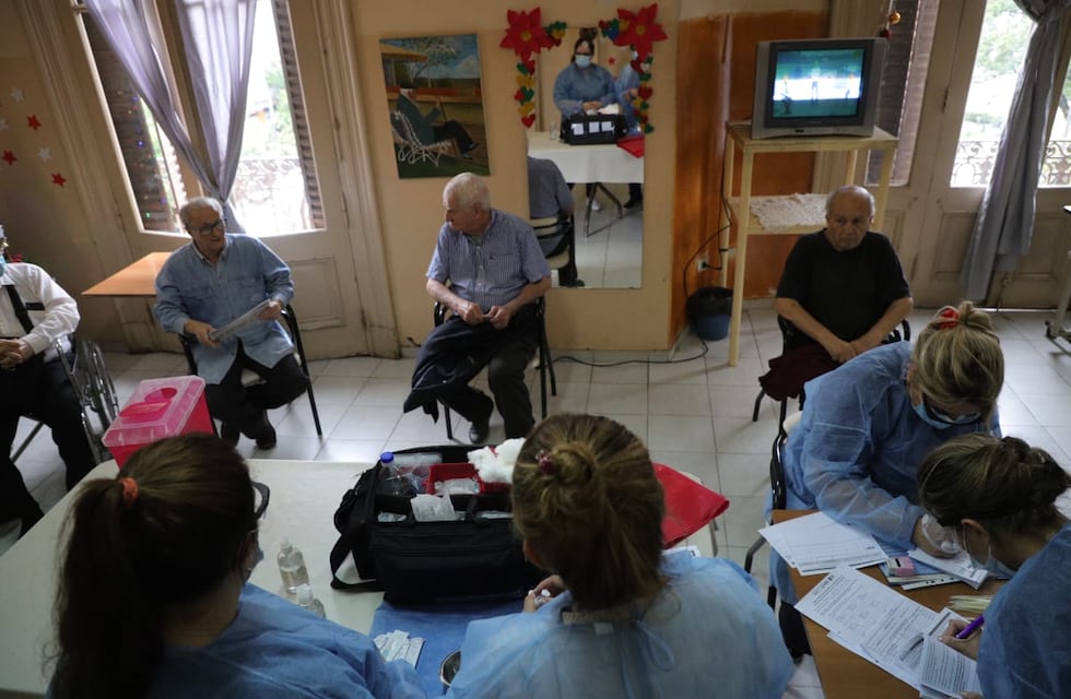 Finaliza la vacunación en los geriátricos de Córdoba y siguen con los mayores de 70