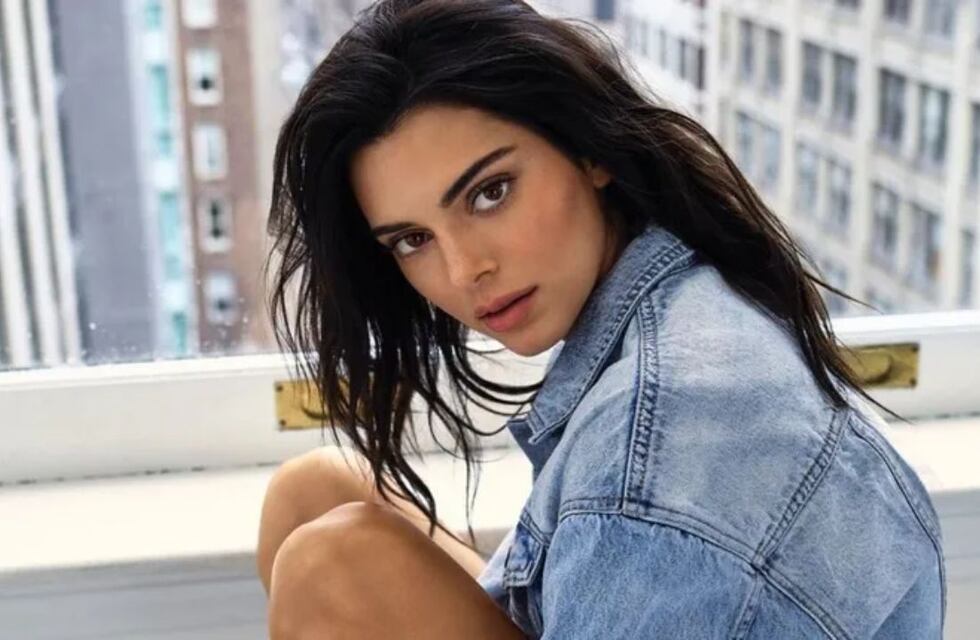 Kendall Jenner lució un vestido transparente y dejó a la vista su nanokini en Instagram