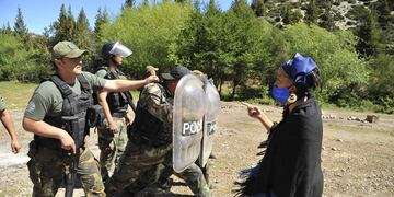Suspendieron la entrega de tierras a la comunidad mapuche Millalonco Ranquehue.