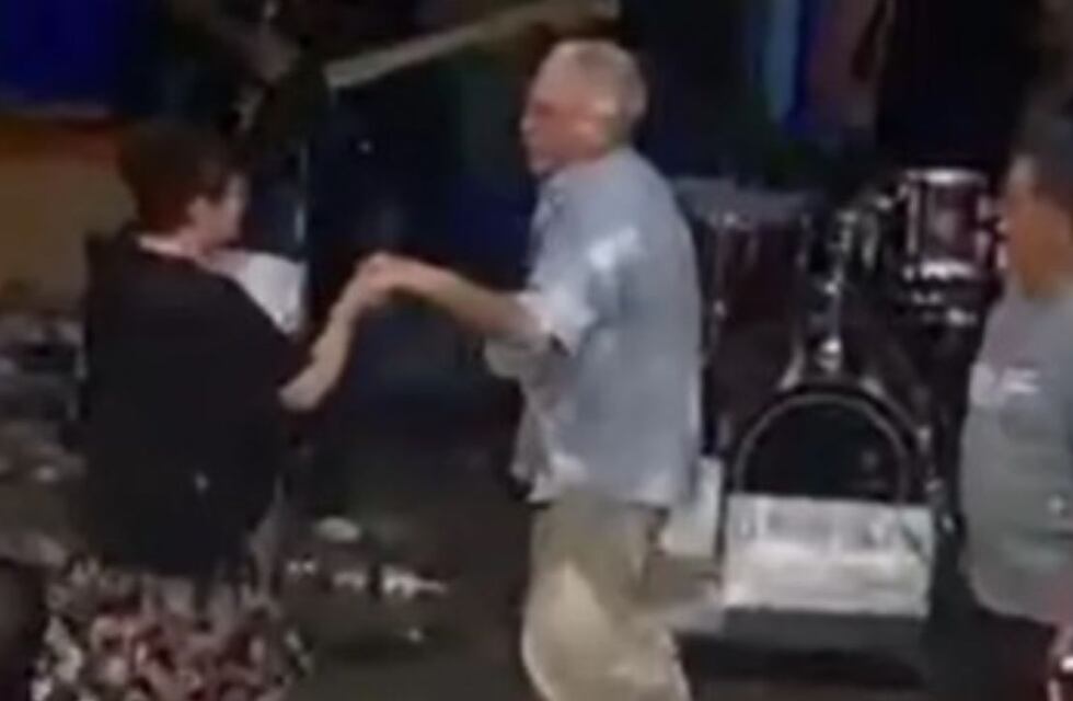 Viral: una pareja de abuelitos tiró unos pasos de rock en el centro de Mendoza y enterneció en las redes