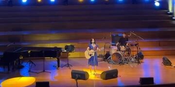Julieta Venegas cantó 24 temas en el Auditorio Juan Victoria y fue ovacionada de pie por el público sanjuanino.