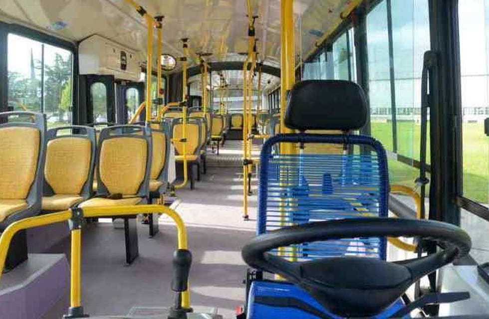 Una mujer se negó a darle el asiento del colectivo a una señora mayor y fue escrachada en las redes sociales