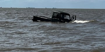 Quisieron cruzar el Río de la Plata en camioneta y quedaron atrapados por la subida del agua.