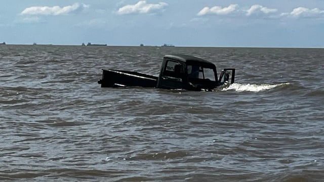 Quisieron cruzar el Río de la Plata en camioneta y quedaron atrapados por la subida del agua.