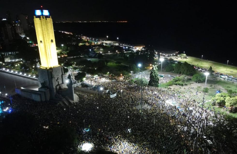 El campeón no duerme: Rosario Central festejó hasta el amanecer en el Monumento
