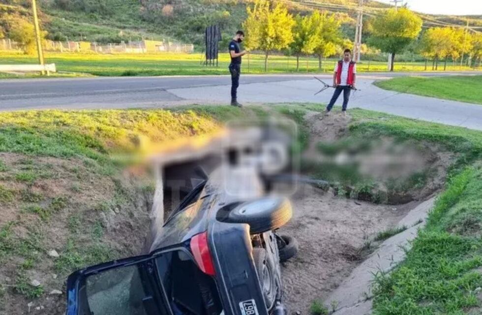 Accidente en Juana Koslay: un auto terminó en un canal
