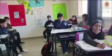 El niño se quebró al dedicarle un recitado a su maestra.