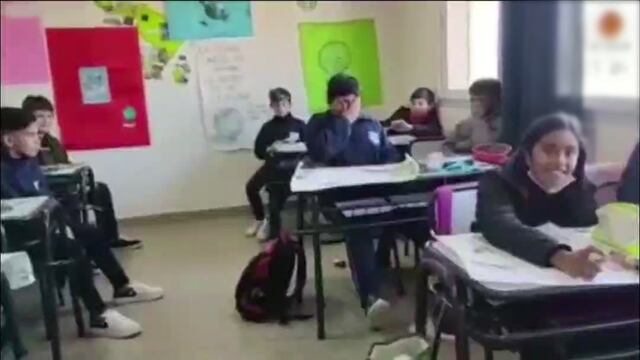 El niño se quebró al dedicarle un recitado a su maestra.