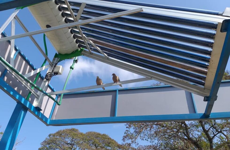 Un joven rompió de un pelotazo la Estación Solar de la Costanera pero se hizo cargo del daño