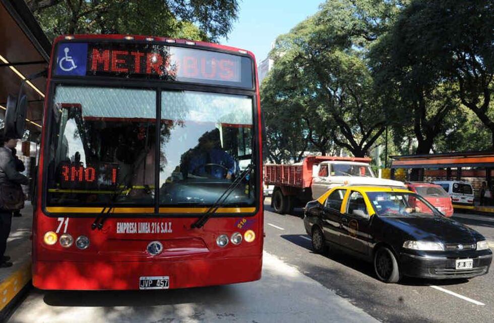 Ciudad planea liberar el estacionamiento en las calles para descomprimir el transporte público