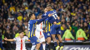 El "Bicho" fue directamente a saludar a Carlos Quintana después de la definición.