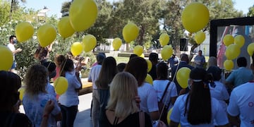 Para conmemorar el día internacional del cáncer infantil en el hospital Dr. Guillermo Rawson se realizó una suelta de globos. (Facebook/ Hospital Rawson)