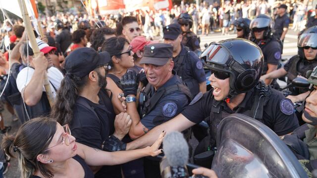 Protestas en las inmediaciones del Congreso mientras se debate la "ley ómnibus". (Gentileza Clarín)