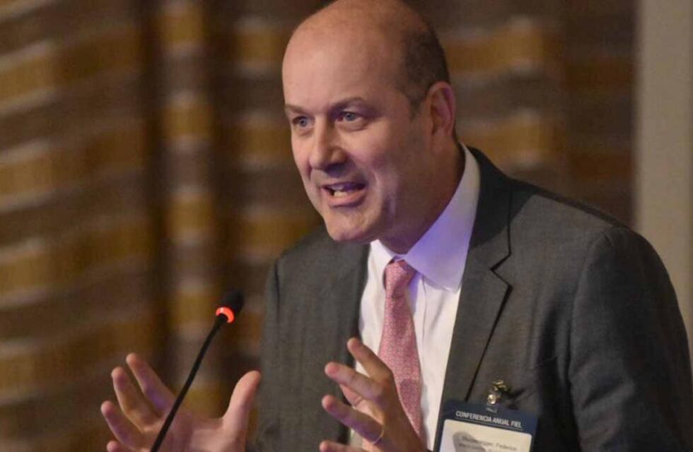 Sturzenegger criticó a la CGT, la acusó de negociar con la dictadura y desde la Central Obrera respondieron con dureza