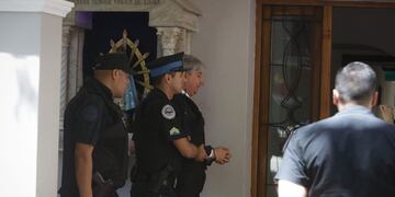 Walter Bento siendo trasladado por la policía Federal de Mendoza después de ser destituido como juez federal con competencia electoral; y el Tribunal Oral Federal II ordenó su detención. 
El Jurado de Enjuiciamiento de Magistrados de la Nación lo encontró culpable por mayoría al haber incurrido en causas de mal desempeño en sus funciones.
Foto: Ignacio Blanco / Los Andes