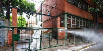 Vuelta a clases cuidada: cómo la Ciudad limpia y desinfecta el espacio público.