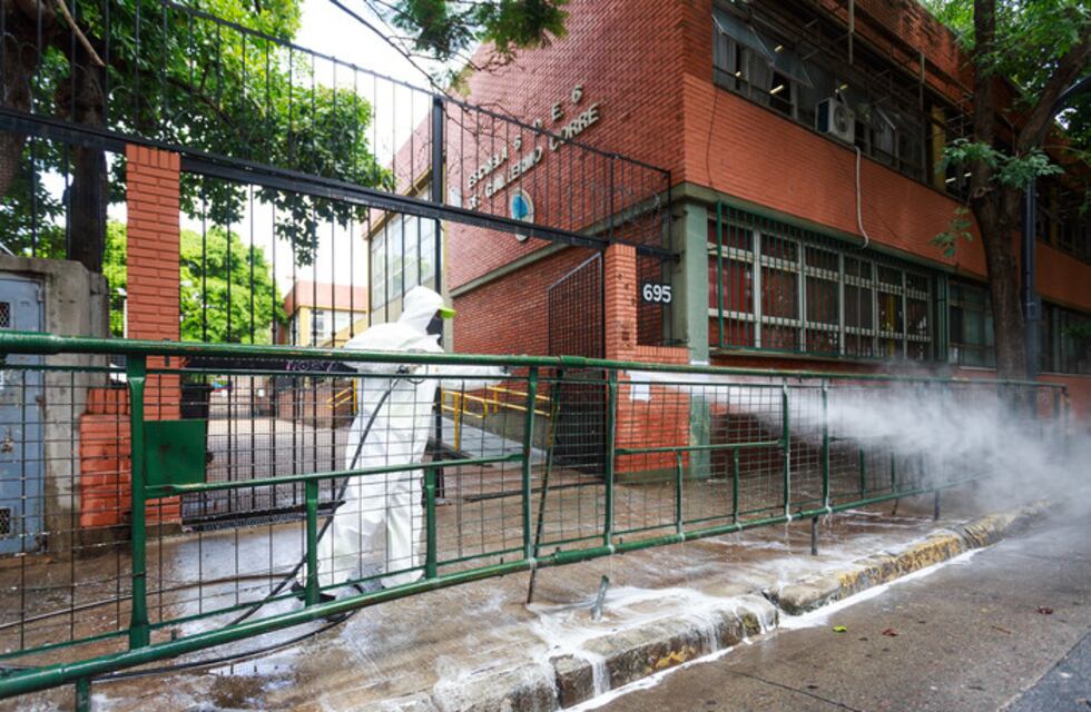 Vuelta a clases cuidada: cómo la Ciudad limpia y desinfecta el espacio público