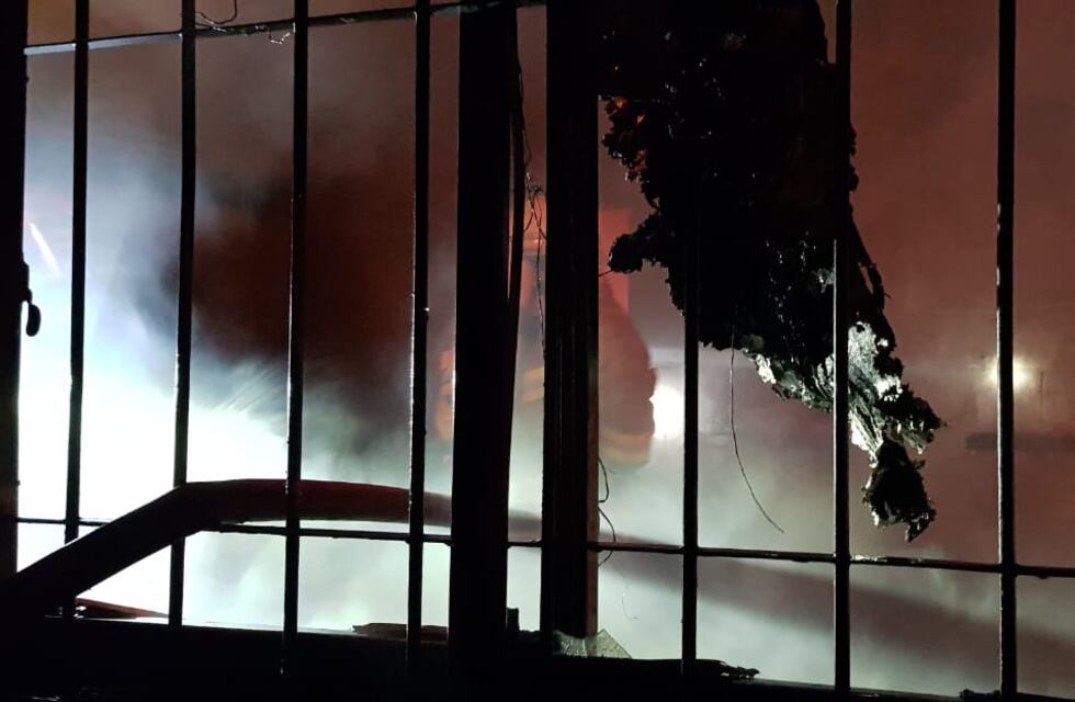 Acusan a dos mujeres de quemar la casa de su madre