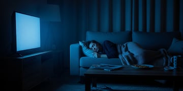 El hábito de dormir con la televisión encendida es cada vez más común en hogares de todas las edades.
