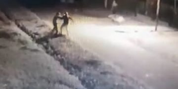 La imagen tomada por una cámara de seguridad del momento del asesinato. Twitter @gincberg/Infobae