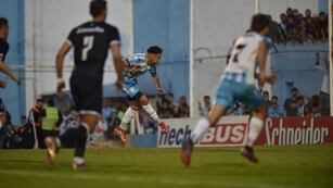 El Loco José Méndez le da con un fierro en el penal, para el 1-0 de Racing ante Independiente Rivadavia en el Sancho.