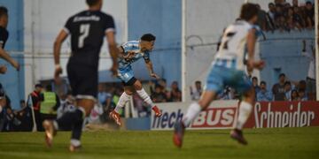 El Loco José Méndez le da con un fierro en el penal, para el 1-0 de Racing ante Independiente Rivadavia en el Sancho.