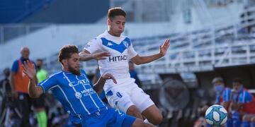 El defensor del Tomba, Gonzalo Goñi sale en un cruce impecable frente a un jugador de Vélez. Gentileza Twitter Club Godoy Cruz