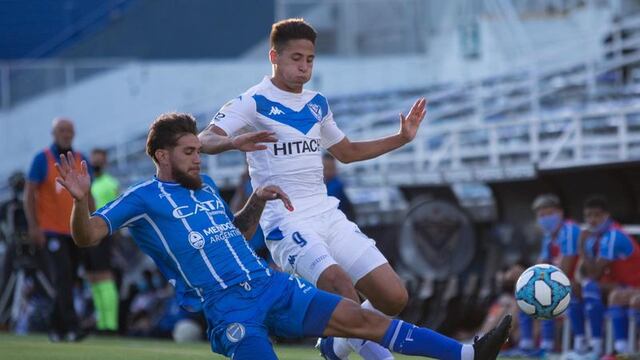 El defensor del Tomba, Gonzalo Goñi sale en un cruce impecable frente a un jugador de Vélez. Gentileza Twitter Club Godoy Cruz