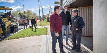 Se realizan tareas de pavimentación sobre calle Valentini.