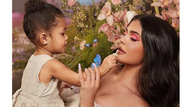 Kylie Jenner y su hijita celebran la Navidad
