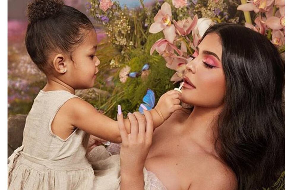Kylie Jenner y su hijita enternecieron a más de uno en las redes junto a un icónico personaje de Navidad