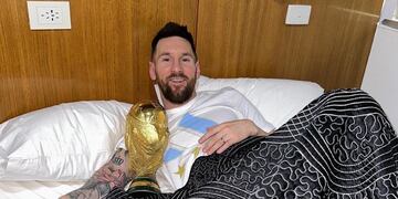Lionel Messi y la foto (similar al dibujo de Liniers) que subió tras obtener la Copa del Mundo. (Foto de Instagram @leomessi)