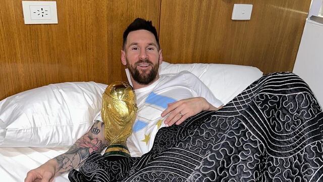 Lionel Messi y la foto (similar al dibujo de Liniers) que subió tras obtener la Copa del Mundo. (Foto de Instagram @leomessi)