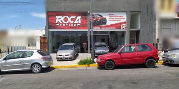 Asaltaron a una concesionaria de autos y redujeron a sus 11 empleados.