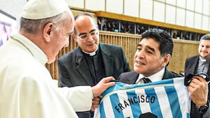 Diego Maradona y el Papa Francisco en 2014.
