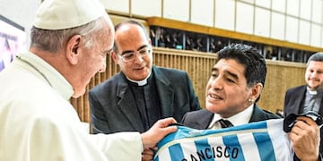 Diego Maradona y el Papa Francisco en 2014.