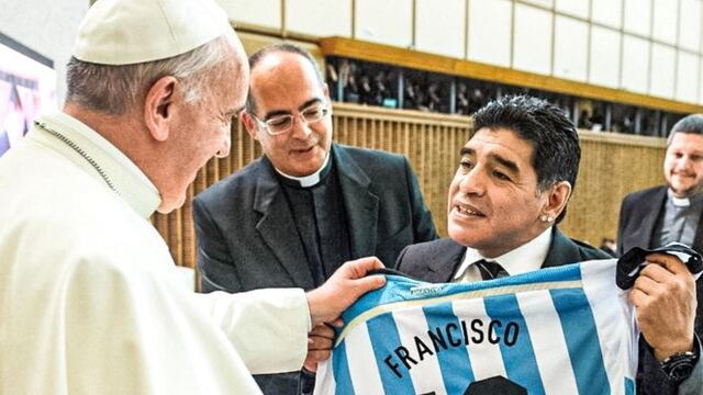 Diego Maradona y el Papa Francisco en 2014.