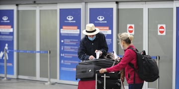 El Gobierno nacional dispuso el ingreso de hasta 600 argentinos por día al país, como parte de las nuevas restricciones para frenar la circulación del COVID-19.