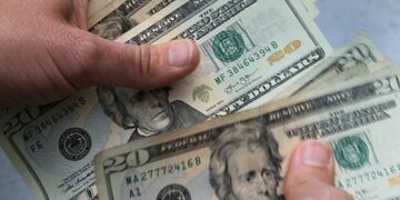 El dólar continúa por encima de los $300.